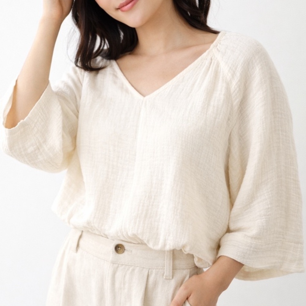 Evereve Cream Textured Gauze V-Neck Blouse Balloon Sleeve Size M